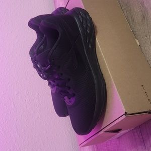 womens black 7.5 nike revolution shoes